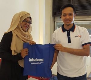 TutorKami of the month (Jun 2017),Cikgu Nurul Azila menerima hadiah dari TutorKami