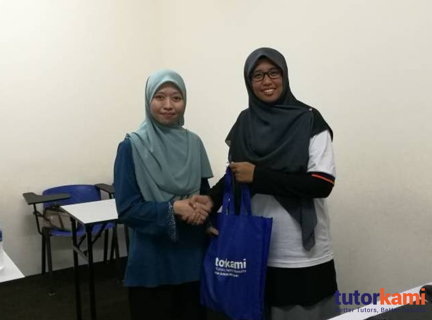 TutorKami of the month, Cikgu Nor Affidah menerima hadiah istimewa dari TutorKami