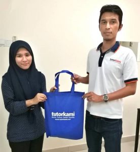 Founder TutorKami, Cikgu Hambal menghadiahkan hadiah TutorKami of the Month kepada Cikgu Aszimah