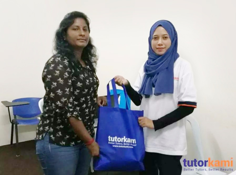 TutorKami of the month Miss Muges receiving prize from TutorKami